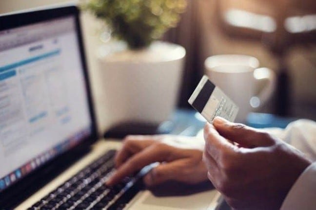 Cómo la inteligencia artificial mejora la experiencia de compra digital evitando rechazos